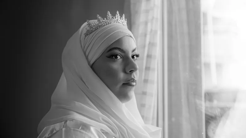 Portrait de la mariée portant un hijab et une couronne, noir et blanc
