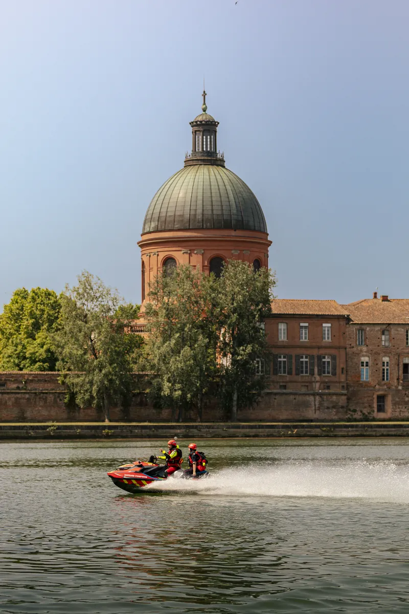 Jet-ski des pompiers naviguant sur la Garonne devant le dôme de la Grave à Toulouse