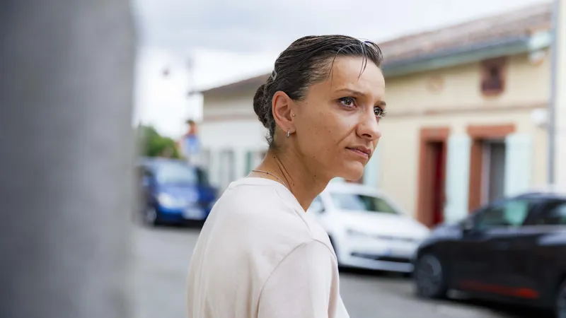 Portrait d'une jeune femme dans une rue de village