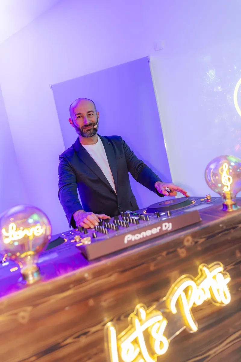 DJ mixant derrière ses platines Pioneer lors d'une soirée d'entreprise