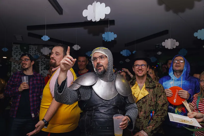 Collaborateur en armure de chevalier lors d'une soirée d'entreprise costumée