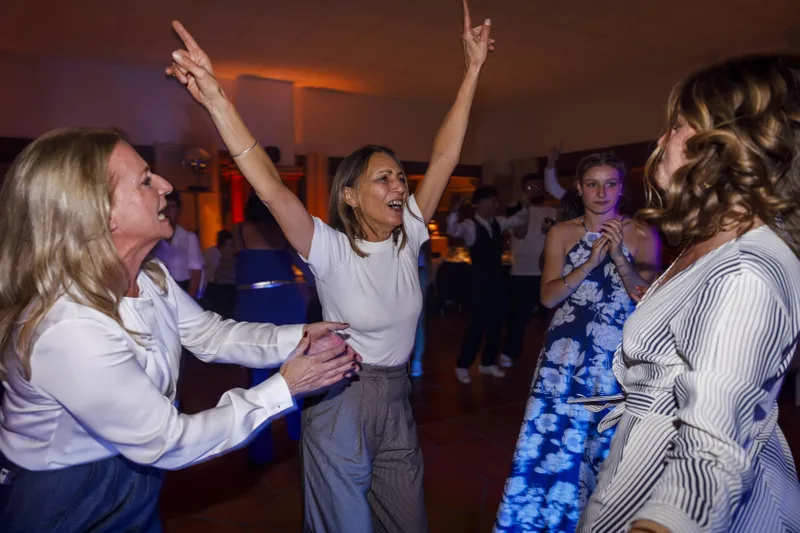 Invitées dansant joyeusement lors de la soirée de mariage