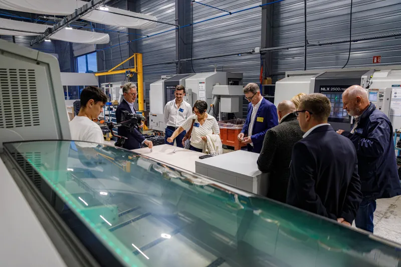 Visite d'une usine industrielle avec groupe de professionnels