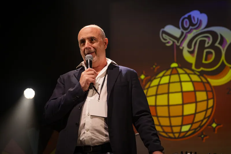 Animateur parlant au micro sur scène lors d'une soirée d'entreprise