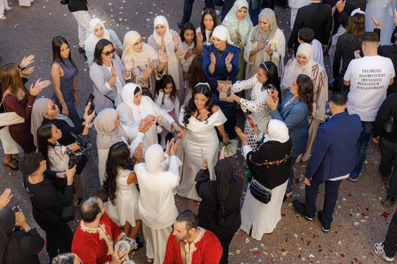 Vue aérienne de la mariée entourée par ses invitées lors d'une fête de mariage
