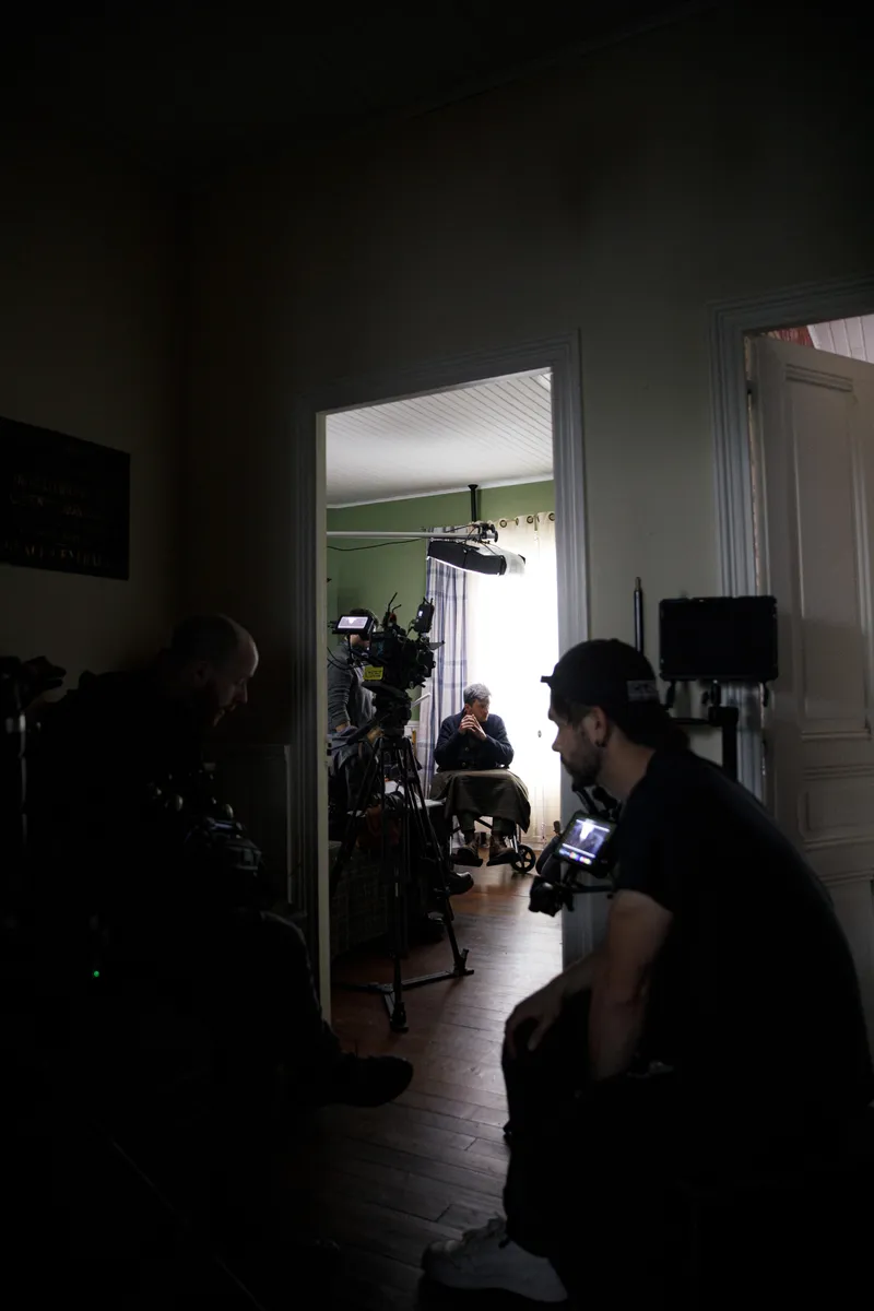 Équipe technique de tournage dans l'obscurité avec caméra et éclairages