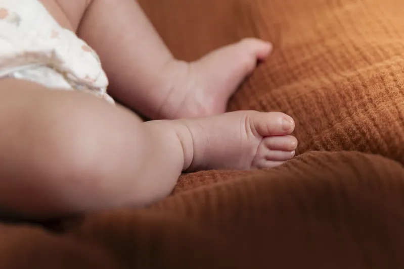 Gros plan sur les petits pieds d'un nouveau-né sur une couverture