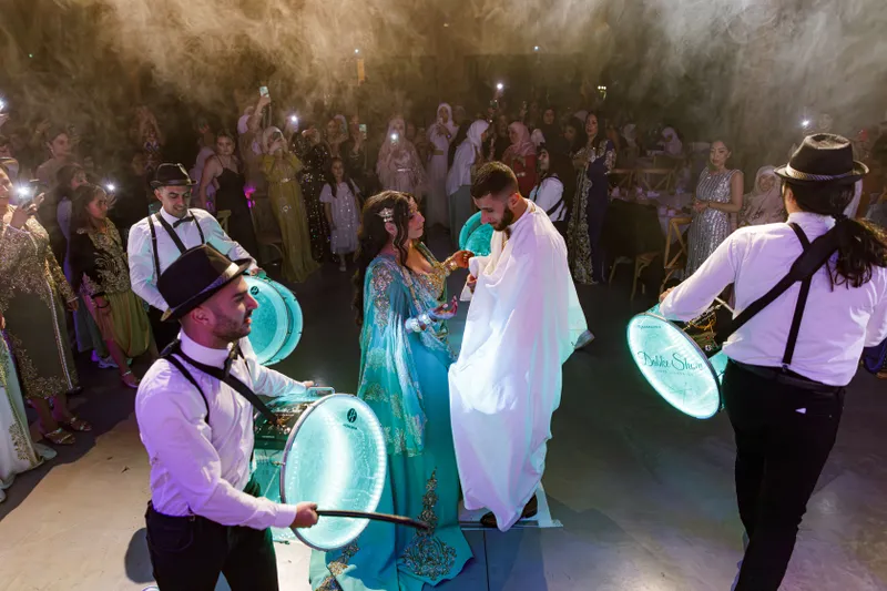 Couple de mariés dansant lors d'une soirée traditionnelle avec musiciens