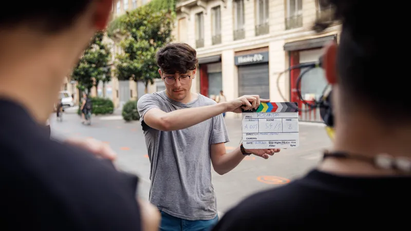 Assistant réalisateur présentant un clap de cinéma dans une rue