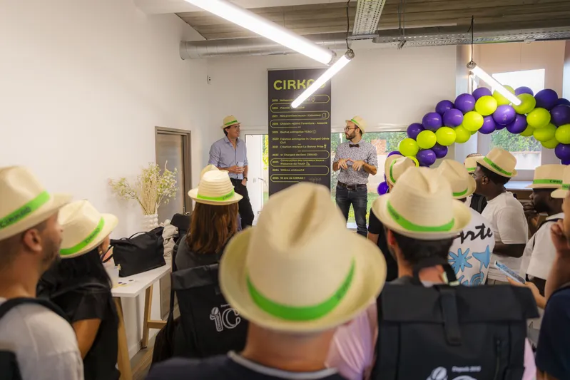 Présentation d'entreprise lors d'un anniversaire avec ballons et chapeaux de paille