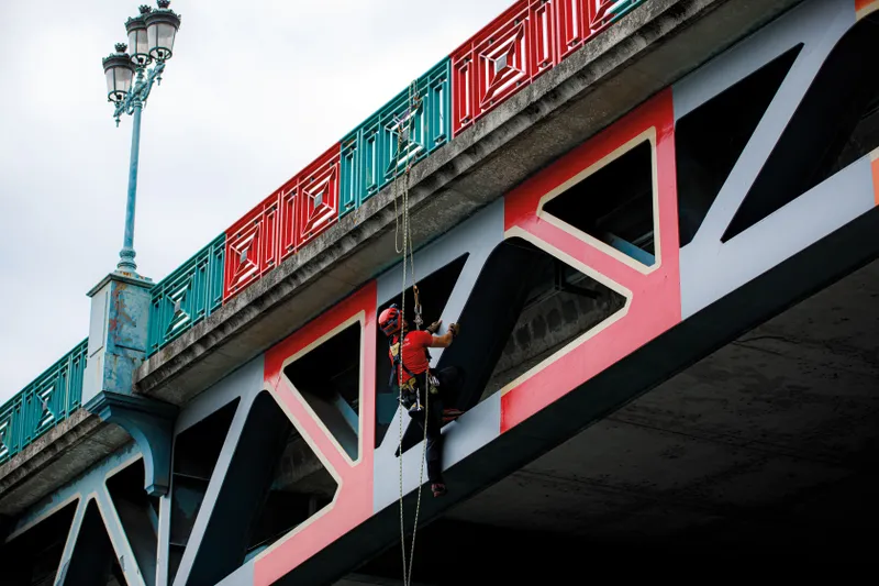 Pompier en rappel sous un pont à Toulouse