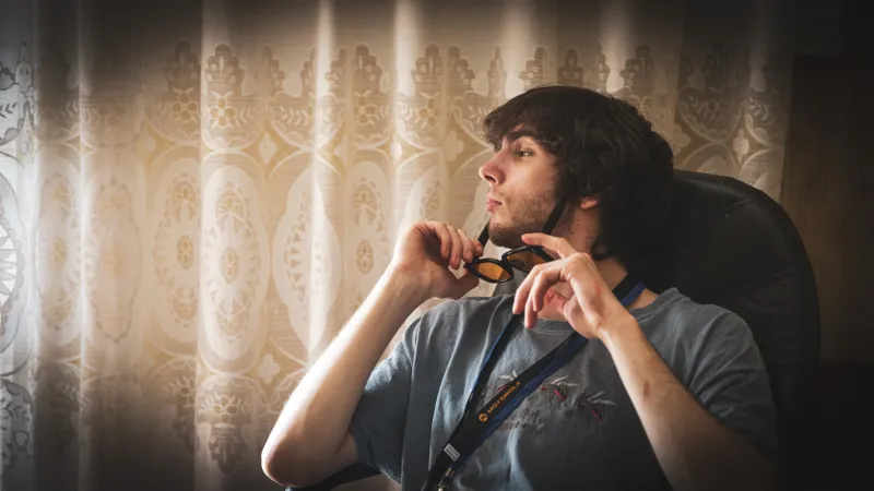 Comédien ajustant ses lunettes de soleil dans un décor rétro