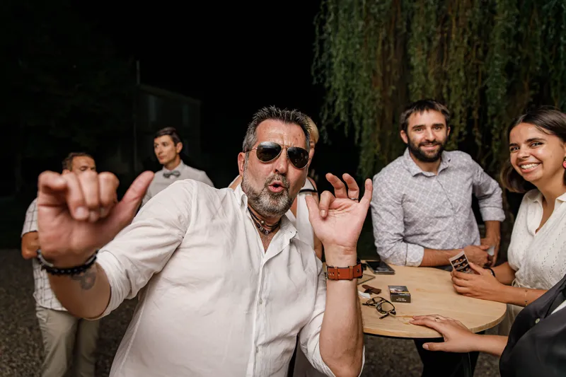 Invité s'amusant et posant avec énergie lors d'une soirée de mariage en extérieur