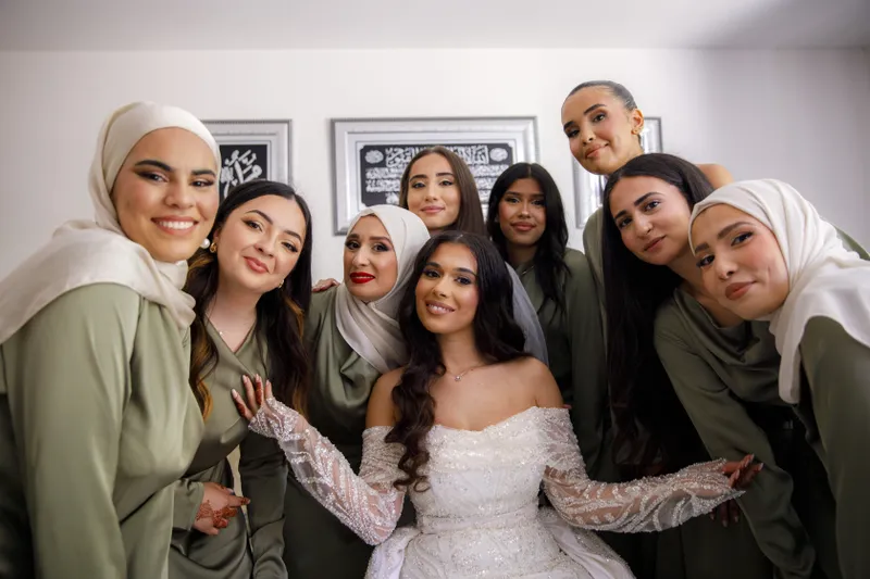 Mariée entourée de ses demoiselles d'honneur prenant un selfie de groupe