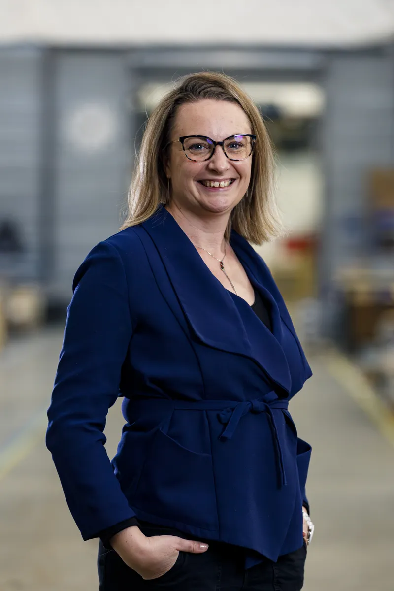 Portrait professionnel d'une femme d'affaires en veste bleue dans une usine