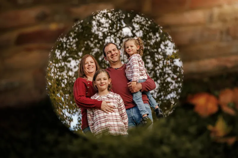 Portrait de famille avec parents et deux enfants à travers un cercle naturel