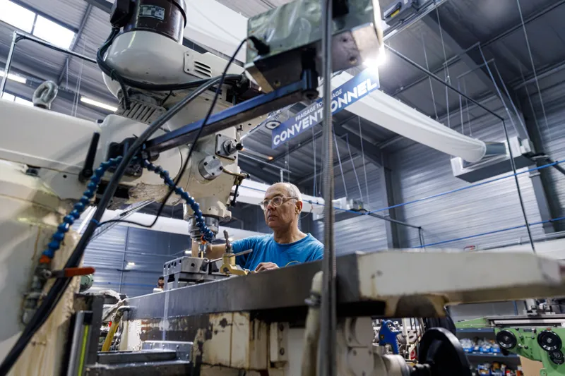 Ouvrier travaillant sur une machine-outil industrielle