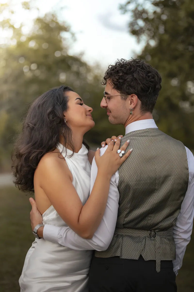 Mariée et marié se regardant avec tendresse dans un cadre champêtre