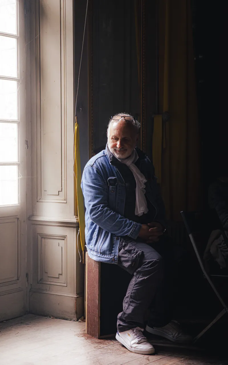 Technicien assis près d'une fenêtre en pause sur un plateau de tournage