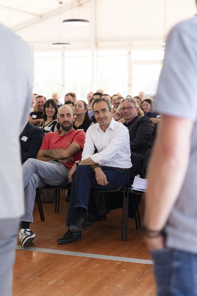 Collaborateurs assis dans un public lors d'une conférence d'entreprise