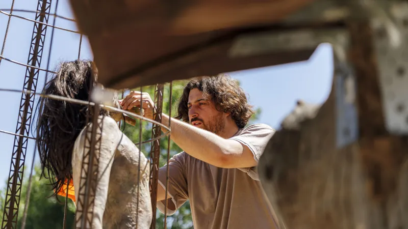 Technicien installant un décor extérieur sous le soleil