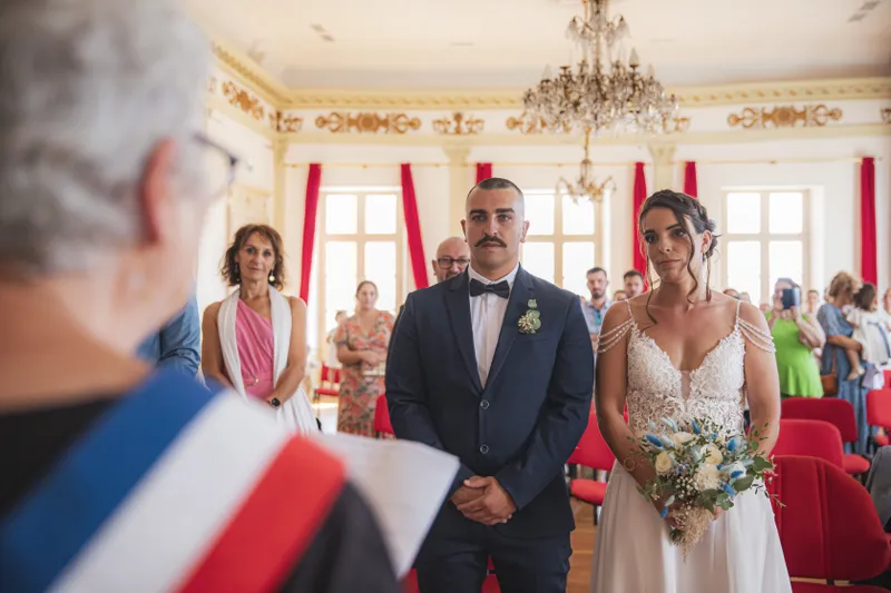 Cérémonie civile de mariage dans une salle de mairie décorée
