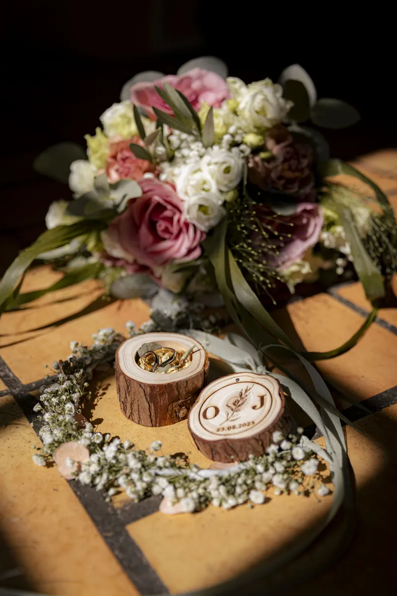 Bouquet de mariage et alliances dans un écrin en bois gravé