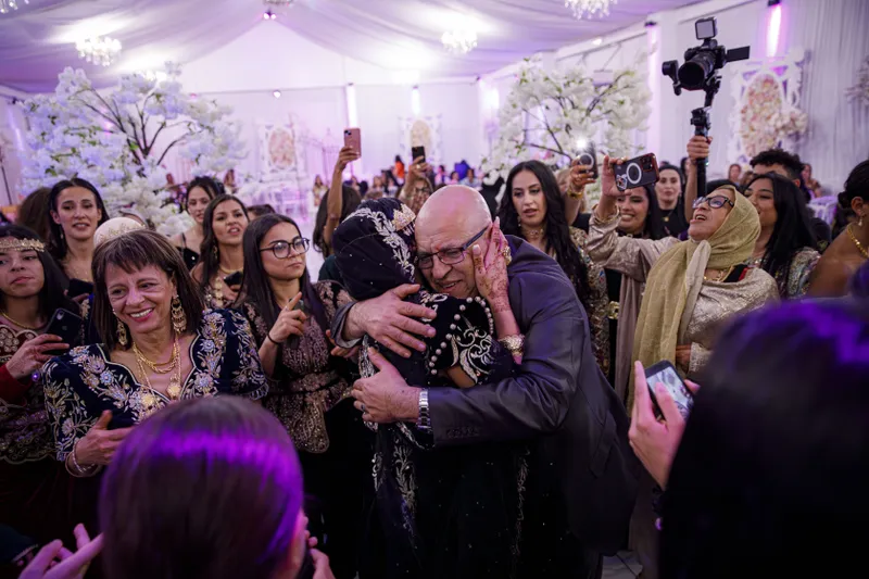 Émotion et embrassade au milieu des invités lors d'un mariage