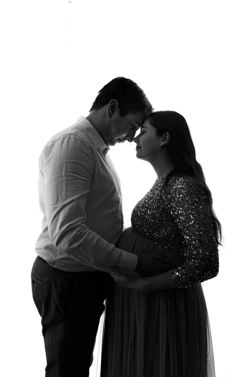 Silhouette en noir et blanc d'un couple front contre front