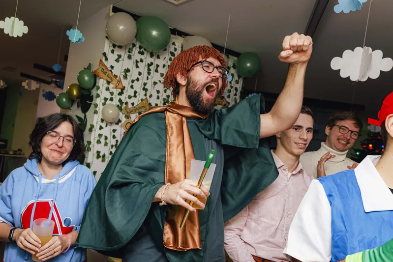 Collaborateur déguisé célébrant lors d'une fête d'entreprise costumée