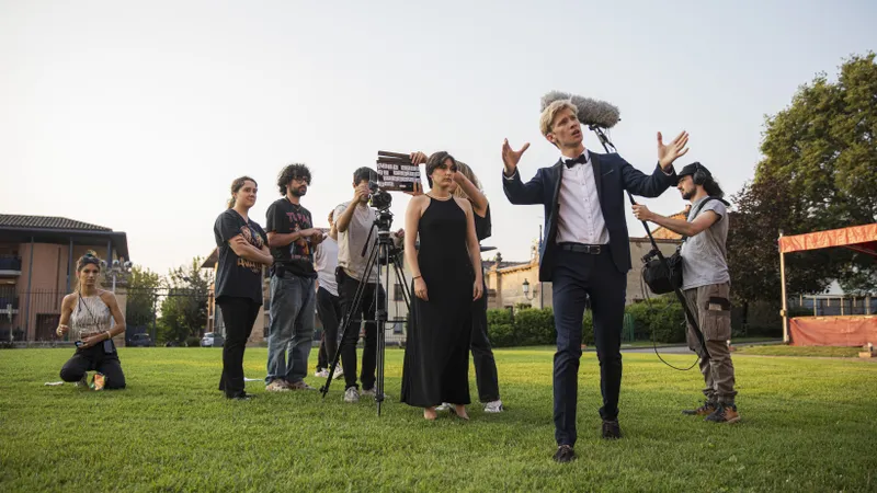 Équipe de tournage filmant une scène en extérieur avec clap et perche son