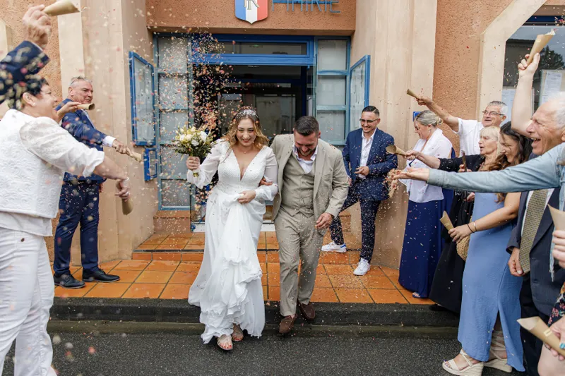 Sortie des mariés de la mairie sous une pluie de confettis