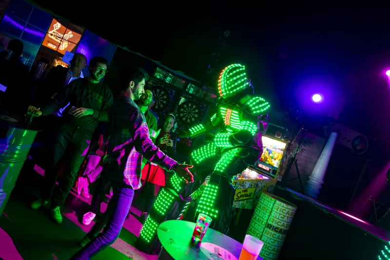 Danseur LED interagissant avec des invités lors d'une soirée festive