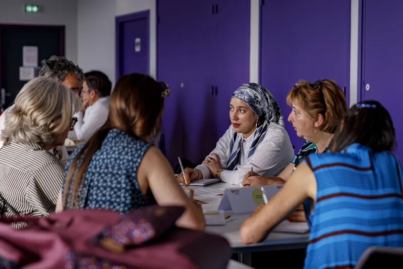 Participantes à un atelier collaboratif dans une salle de réunion
