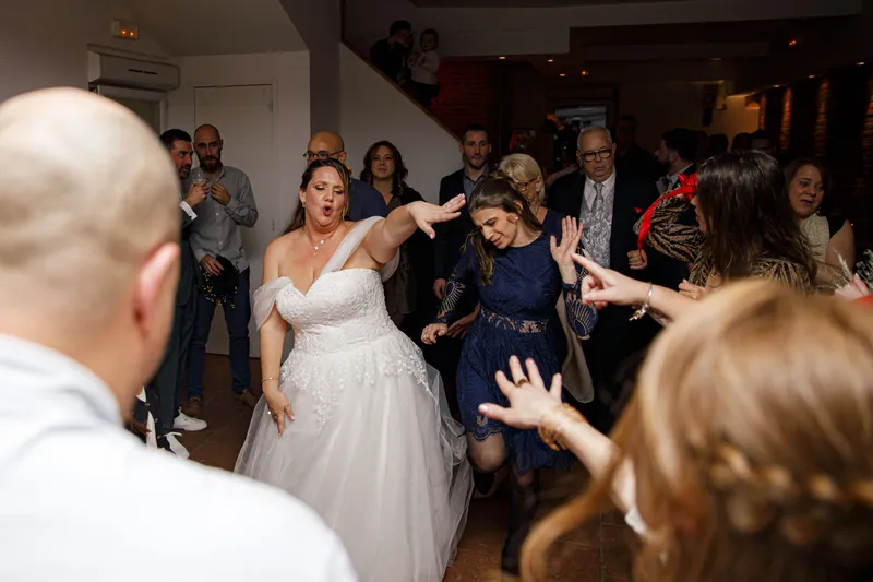 Mariée dansant joyeusement avec ses invités lors de la soirée de réception