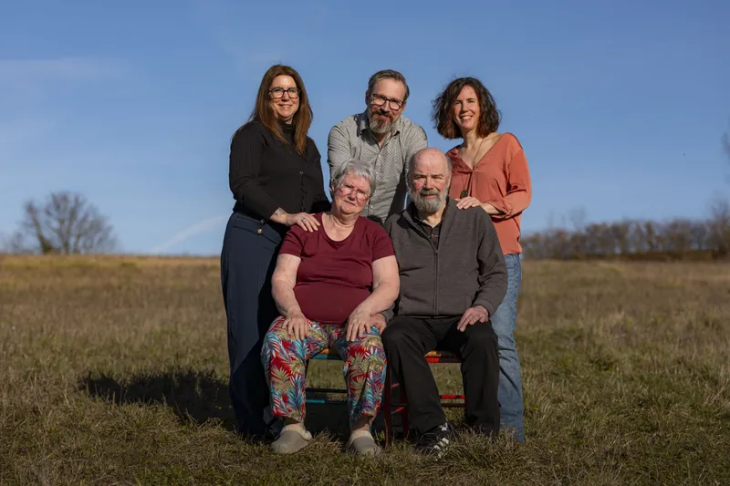 Portrait de famille multigénérationnel avec grands-parents et enfants en plein air