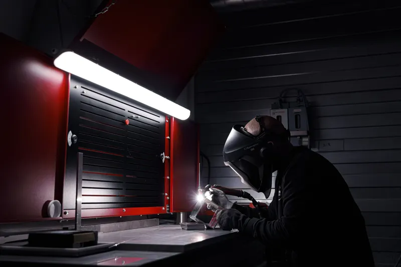 Soudeur portant un masque de protection dans un atelier industriel