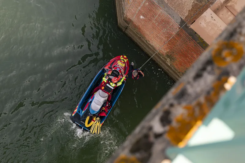 Vue plongeante d'un jet-ski de sauvetage des pompiers sur une rivière