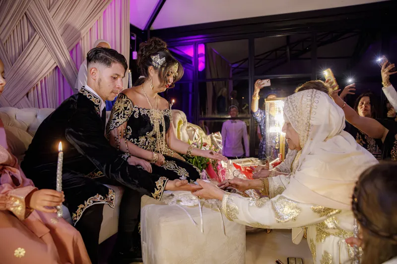 Couple de mariés lors d'une cérémonie traditionnelle en tenues brodées